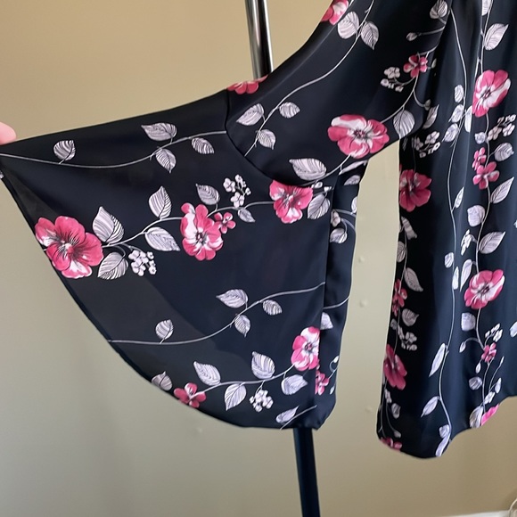 Avenue Bell Sleeve Top - Picture 3 of 4